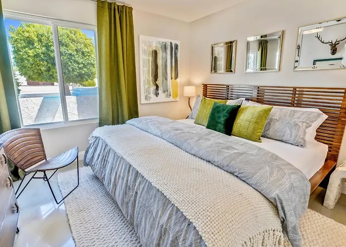 Modern Desert Heated Pool Holiday home *